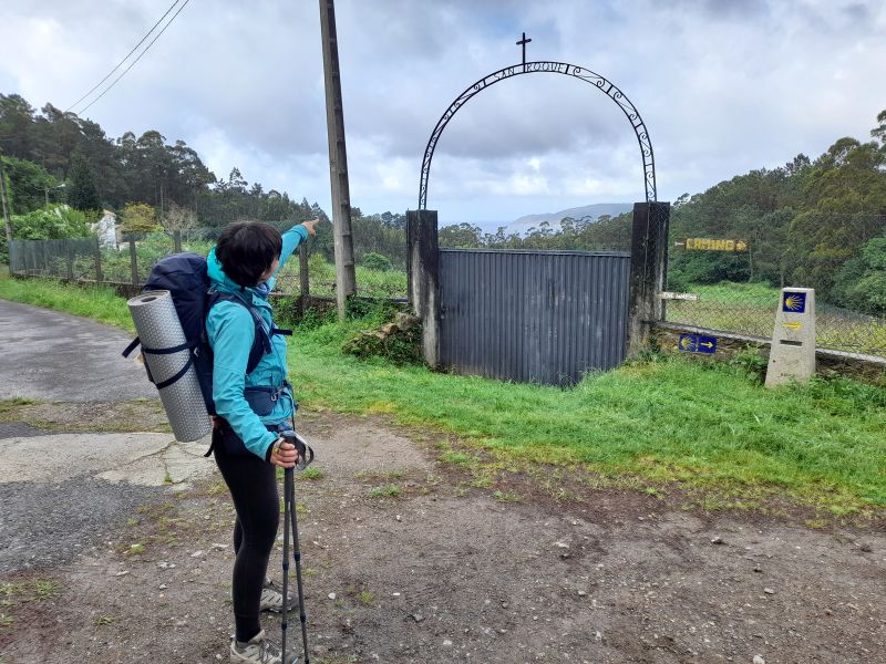 Salida de Corcubión: el cabo Finisterre, «enmarcado» en la bajada del albergue.