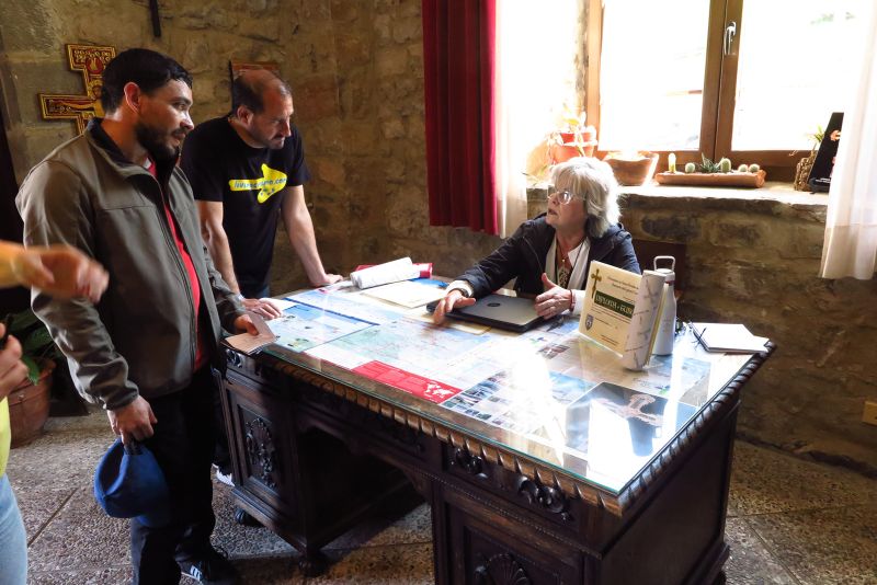 Entrega de la Lebaniega, diploma al final del camino, en Santo Toribio