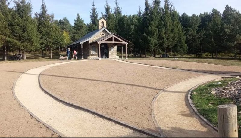 Obras en el entorno de la capilla de Santiago, Cruz de Ferro.