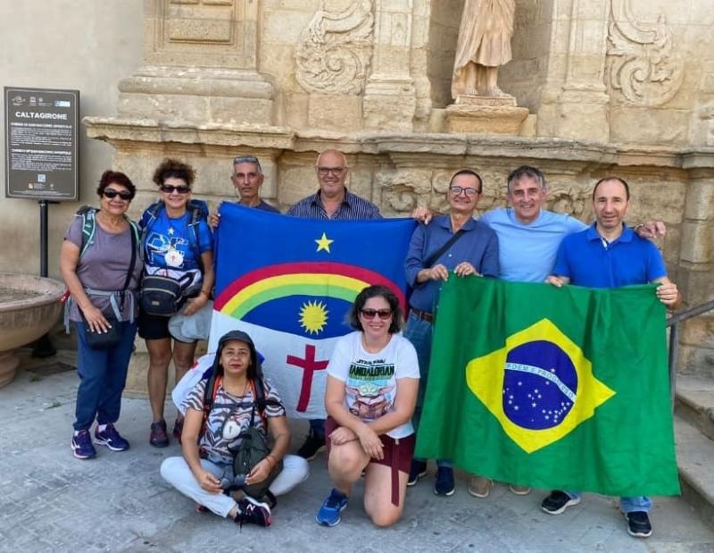 Un grupo de peregrinos brasileños en la partida de la catedral de Caltagirone.