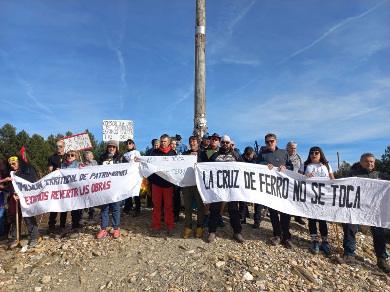 Los manifestantes en la Cruz de Ferro