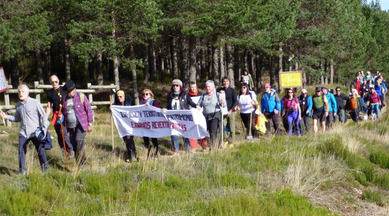 Los manifestantes subiendo a la Cruz de Ferro