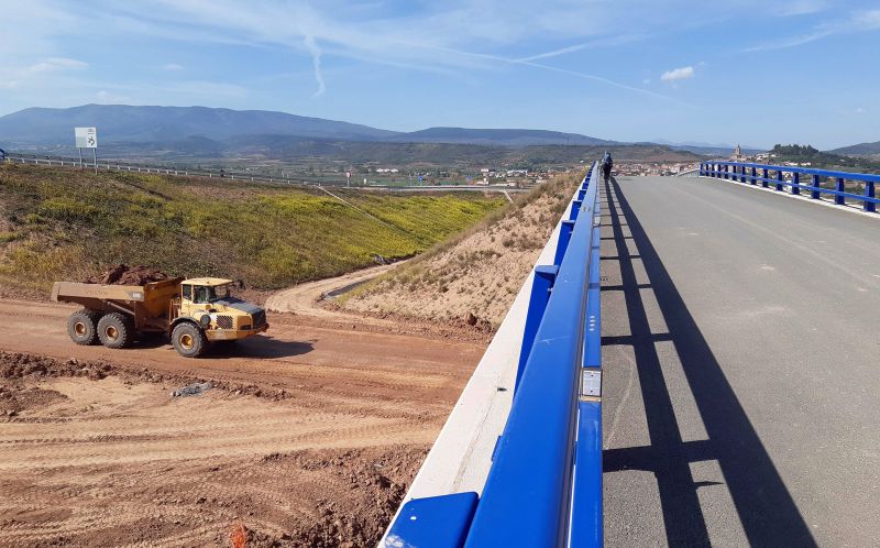 Obras de los enlaces múltiples de la AP-68, a la entrada de Navarrete.