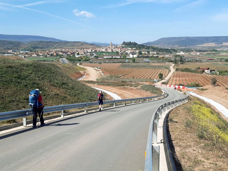 Peregrinos junto a las obras del nuevo nudo viario previo a Navarrete.