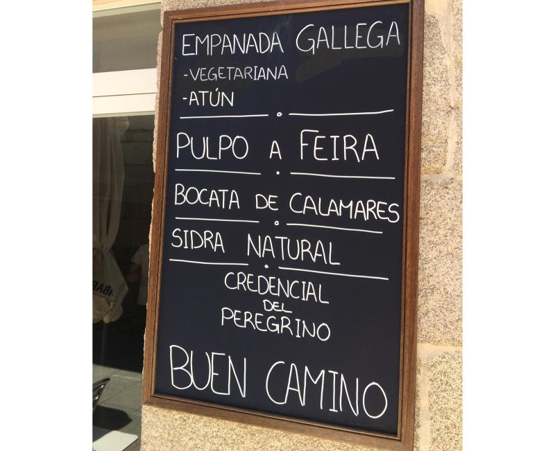 Pizarra de un menú del Camino en Galicia, ¡de postre “Credenciales”!