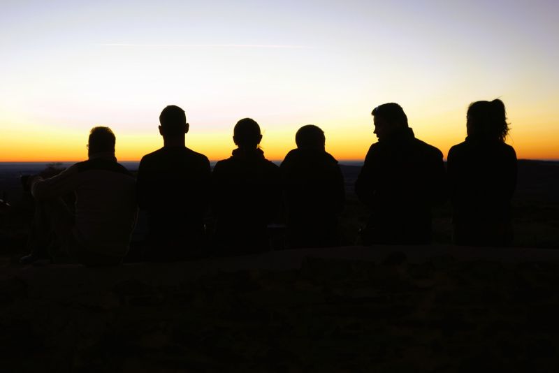 Peregrinos admirando la puesta de sol en Fondebadón (Camino Francés).