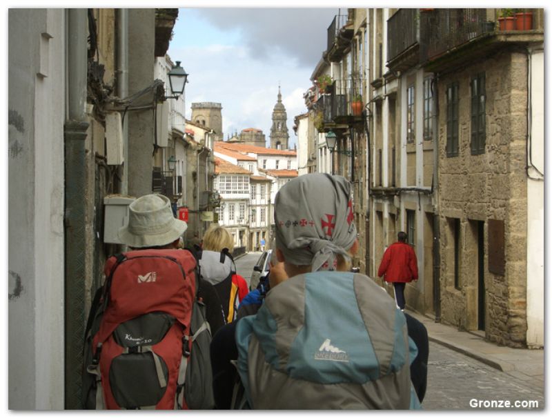 Un grupo de peregrinos de camino a la catedral de Santiago de Compostela