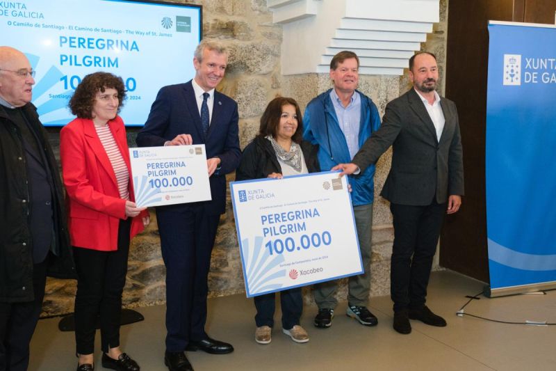 La peregrina 100.000 (Milagros, de los EE.UU.), recibiendo el galardón en la Oficina de Acogida al Peregrino (foto: xunta.gal). La peregrina 100.000 (Milagros, de los EE.UU.), recibiendo el galardón en la Oficina de Acogida al Peregrino (foto: xunta.gal).