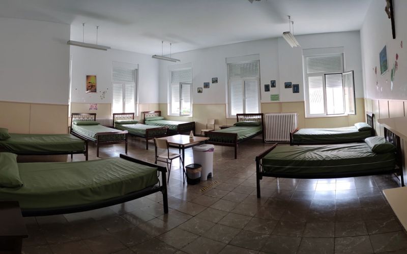 Dormitorio de camas bajas del albergue Espíritu Santo (Carrión de los Condes, Camino Francés).