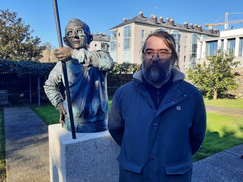 La nueva escultura de Elías Valiña junto a su autor, el artista Óscar Aldonza.