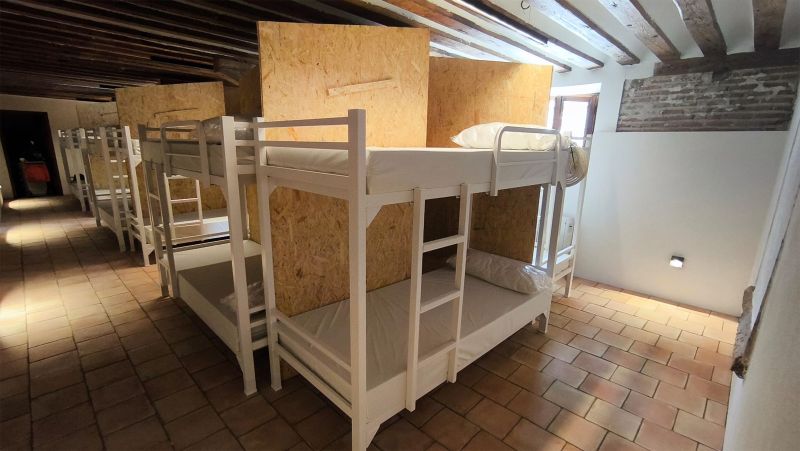 Dormitorios del albergue de peregrinos de Madrid.
