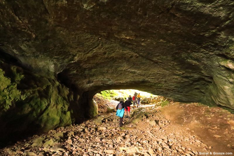 Grupo de senderistas atravesando el túnel de San Adrián.