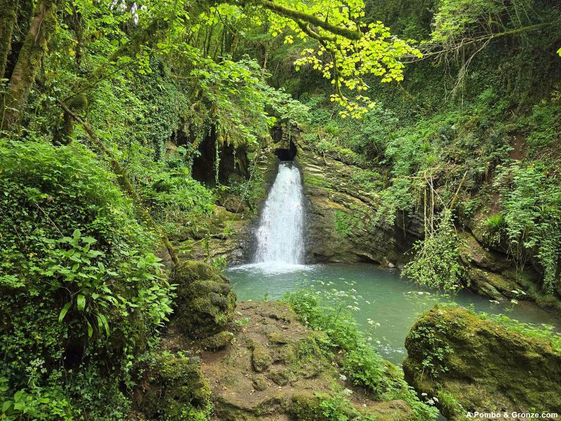 Una cascada, a pie de vía, en Trevi nel Lazio.
