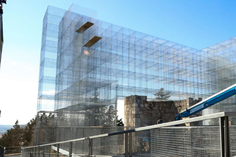 Castillo de Burgos en obras, con la estructura metálica de malla (Foto: Burgos Conecta).