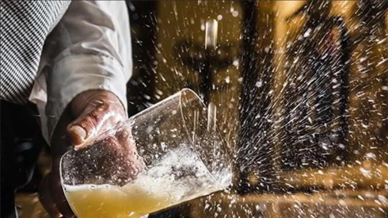 Detalle del escanciado en una sidrería asturiana (foto: Turismo de Asturias).