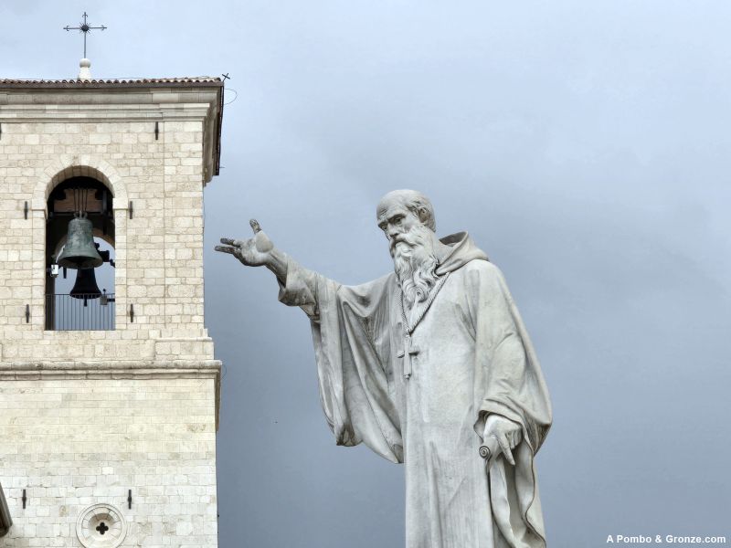 Norcia, partida de la ruta ante la basílica de San Benedetto.