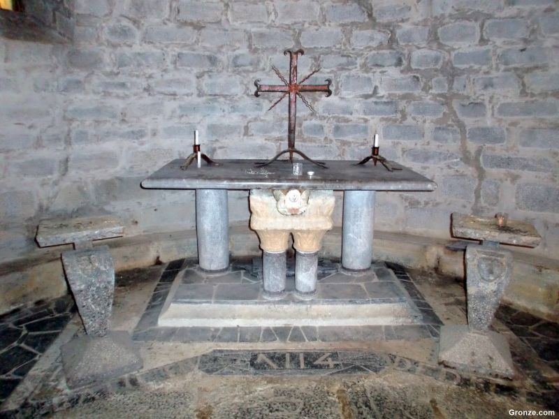 Altar de la cripta de la iglesia Saint-Michel de Mifaget