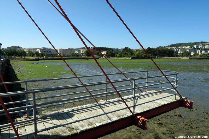 Mirador atirantado sobre la ría de O Burgo