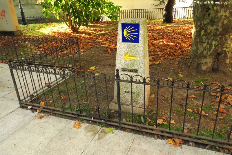 Mojón al inicio de la etapa, detrás de la iglesia de Santiago en A Coruña