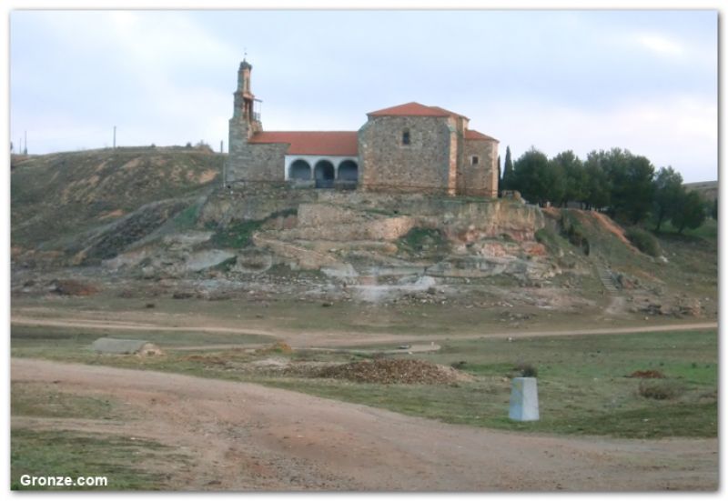 Ermita de Santa María del Castillo, a la salida de Montamarta