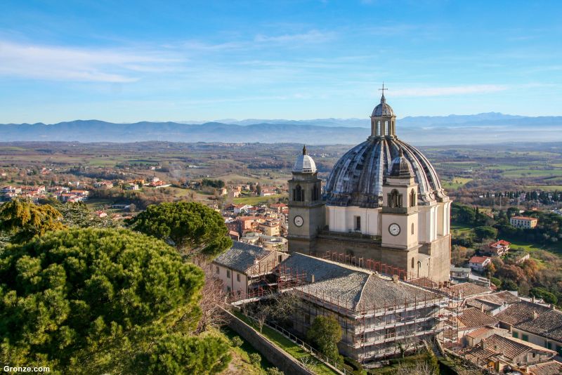 Montefiascone, con la cúpula de la catedral