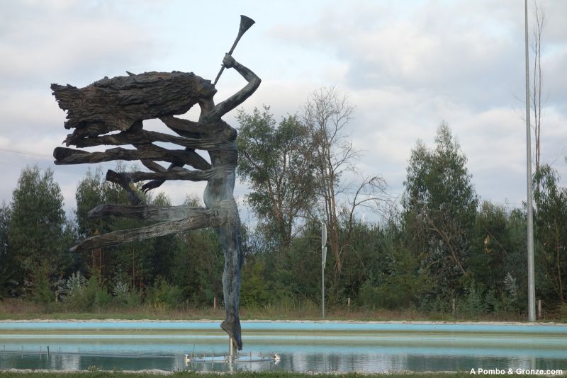 Monumento Ao tom dela, entrada en Tondela