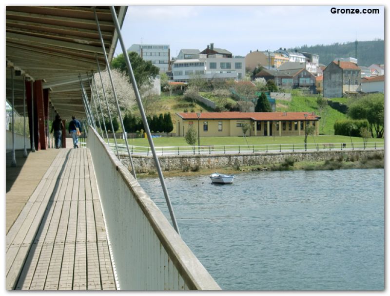 Puente sobre el río Xubia y albergue de peregrinos de Neda