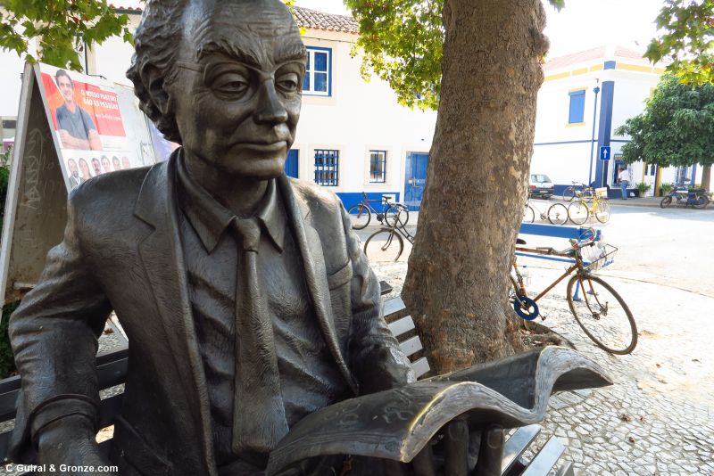 Escultura del Nobel Saramago, junto a su casa natal en Azinhaga