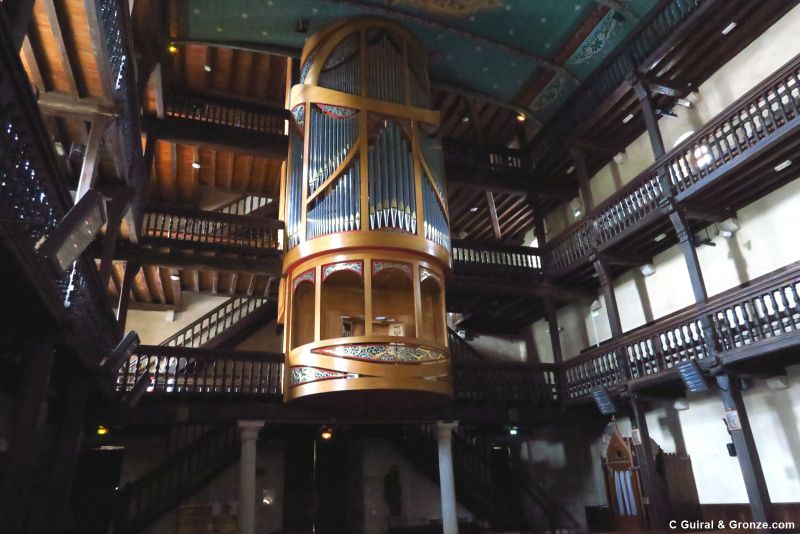 Galerías y órgano en el interior de la iglesia de Urrugne