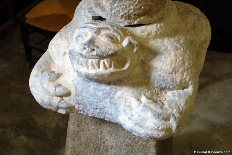 Representación de un oso expuesto en la iglesia de Saint-Michel, Mifaget Representación de un oso expuesto en la iglesia de Saint-Michel, Mifaget