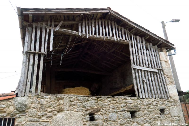 Pajar de madera sobre muros de piedra en Centulle