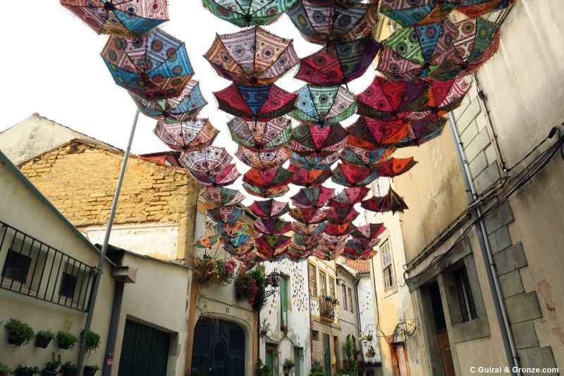 Paraguas del Umbrella Sky Project que se celebra cada verano en Águeda