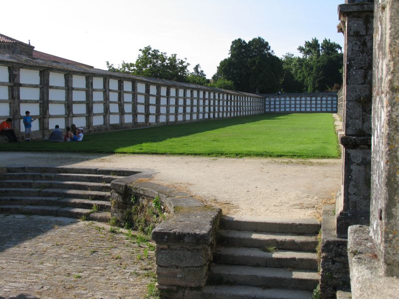 Parque de Bonaval, que incorporó los nichos del antiguo cementerio de la ciudad