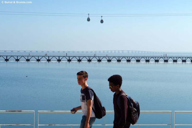 Paseo junto al río Tajo con el teleférico y el puente al fondo