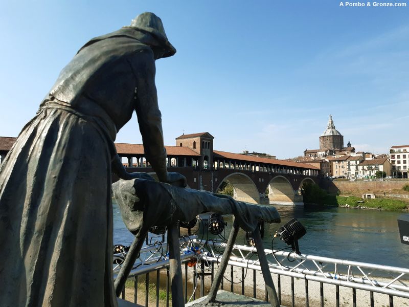 Monumento a la lavandera y Ponte Coperto, Pavia Monumento a la lavandera y Ponte Coperto, Pavia