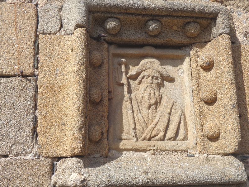 Relieve de Santiago Peregrino, en la iglesia de Santiago de Plasencia