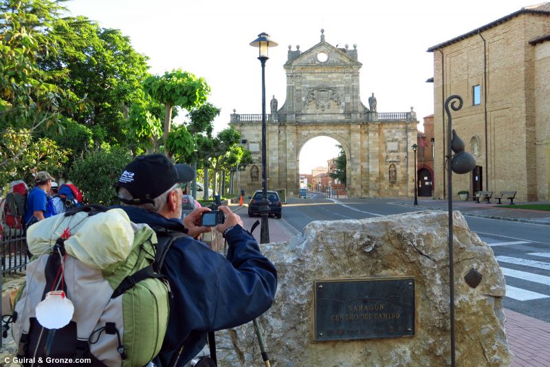 Grupos de peregrinos fotografían el Arco de San Benito, Sahagún
