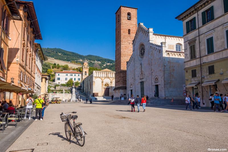 Piazza Duomo, Pietrasanta