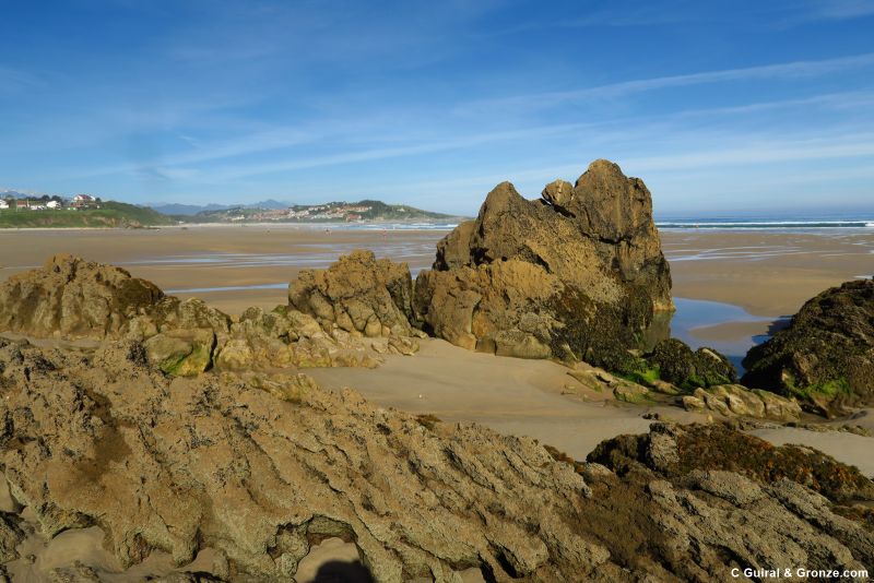 Playa de Gerra y, al fondo, San Vicente de la Barquera