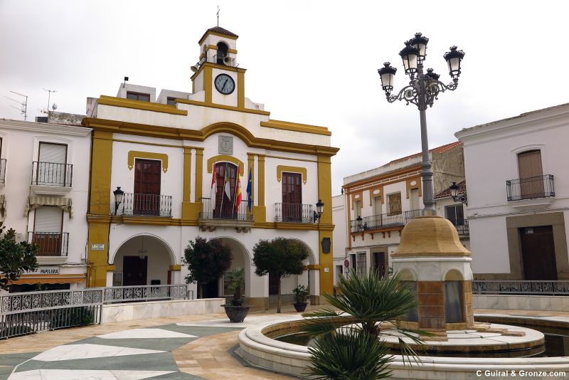 Plaza de España y ayuntamiento de Campanario