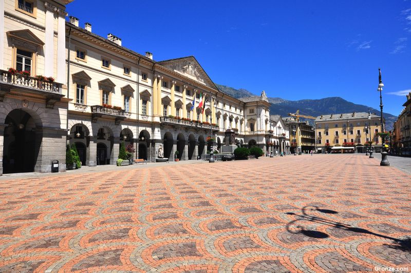 Plaza de Émile Chanoux, Aosta Plaza de Émile Chanoux, Aosta
