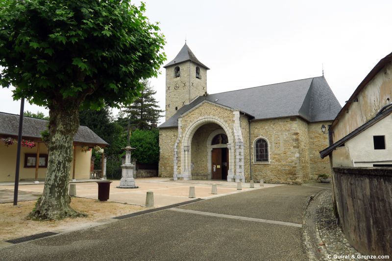 Plaza e iglesia de Ogeu-les-Bains