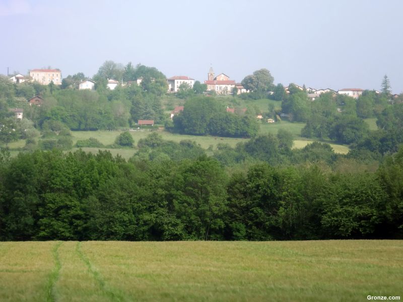 Llegando a Pommier-de-Beaurepaire, emplazada en una colina