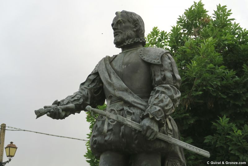 Estatua de Ponce León en Santervás de Campos Estatua de Ponce León en Santervás de Campos