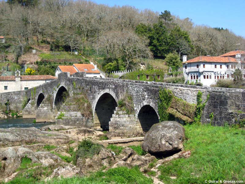 Puente medieval de Ponte Maceira sobre el río Tambre
