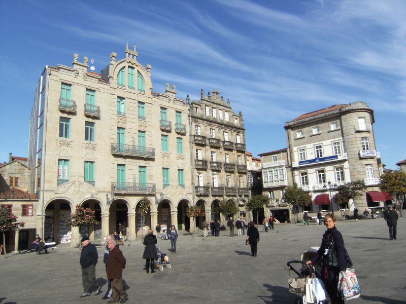 Praza de A Ferraría, junto al santuario de A Peregrina, gran espacio de encuentro urbano