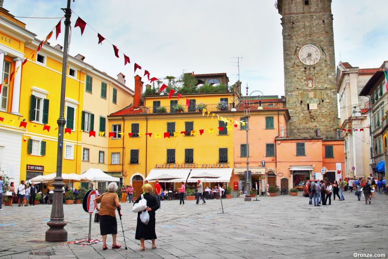Piazza del Duomo, Pontremoli Piazza del Duomo, Pontremoli