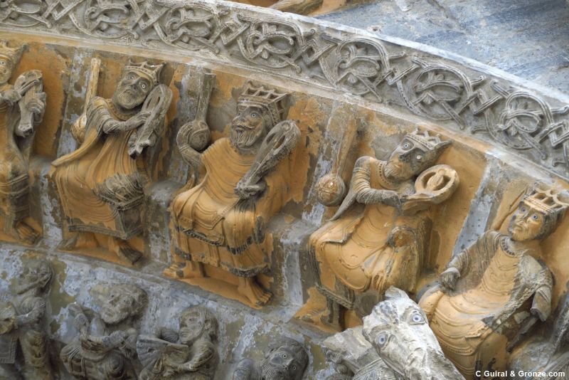 Figuras con instrumentos musicales en la portada de la catedral de Oloron-Sainte-Marie Figuras con instrumentos musicales en la portada de la catedral de Oloron-Sainte-Marie