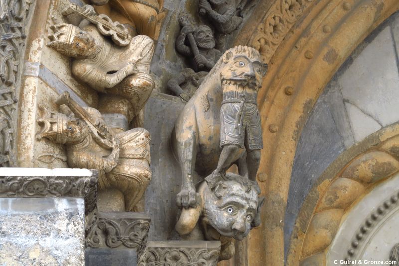 Detalles de la portada románica de la catedral de Oloron-Sainte-Marie Detalles de la portada románica de la catedral de Oloron-Sainte-Marie