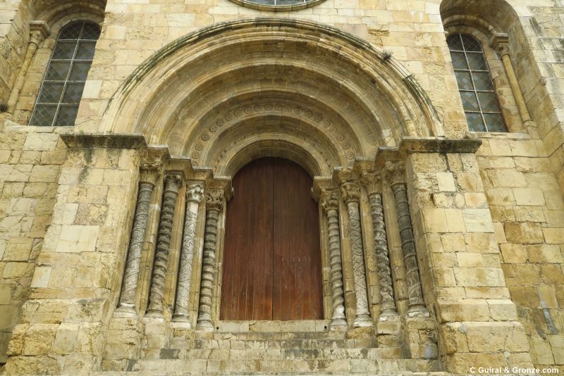 Portal románica de la iglesia de São Tiago en Coimbra